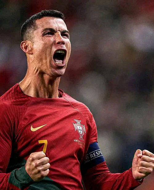 外国足球明星在比赛中散发光芒 外国足球明星在比赛中散发光芒