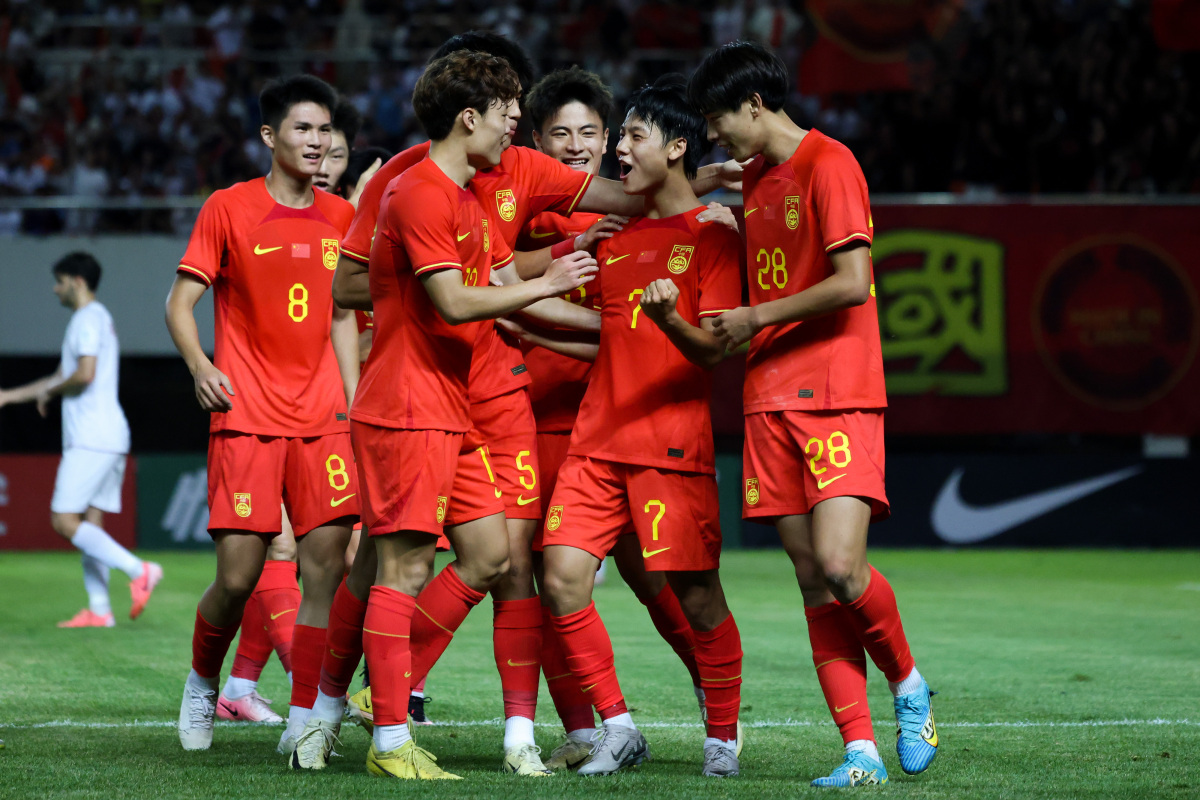 顶级中国足球联赛战况激烈，球员们奋力角逐冠军的简单介绍