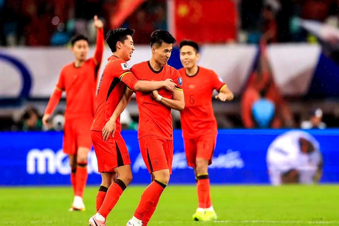 顶级中国足球联赛战况激烈，球员们奋力角逐冠军的简单介绍