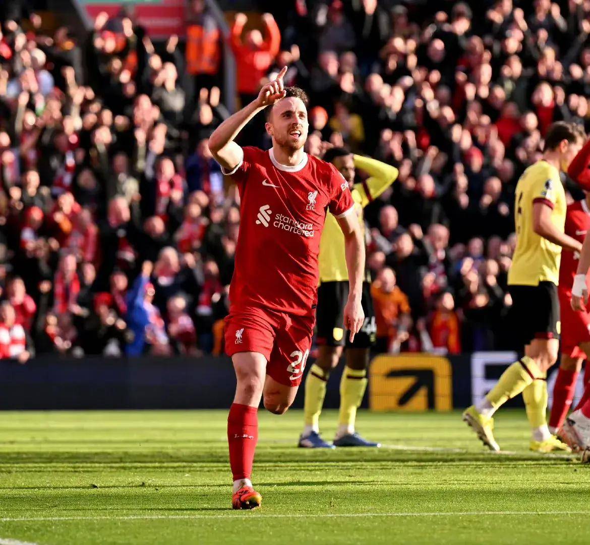 包含捷克队反击破门取得胜利领先积分榜的词条