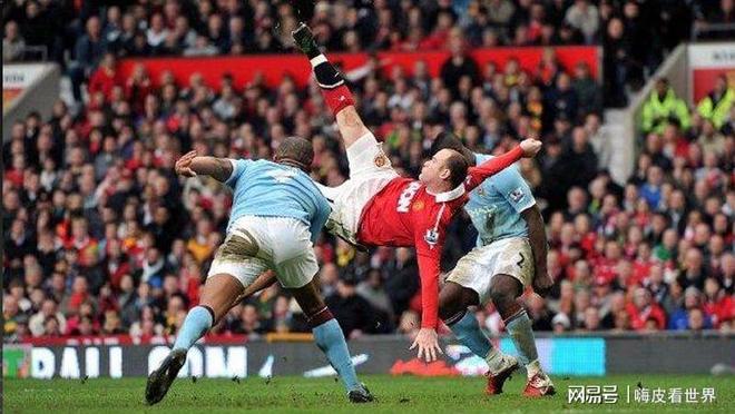 曼联主场击败曼市，重返领先地位