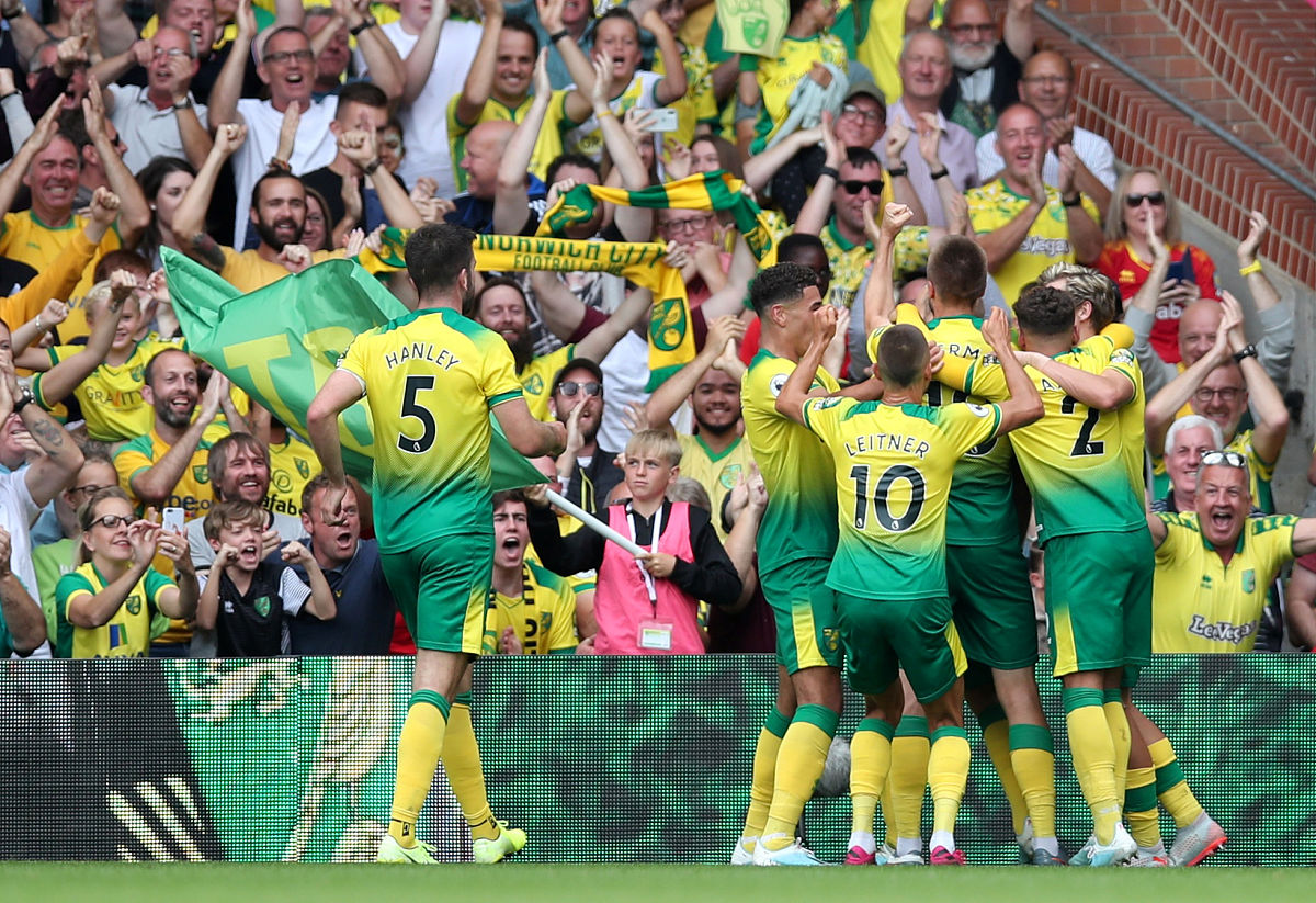 球队在比赛中发挥出色，赢得球迷喝彩