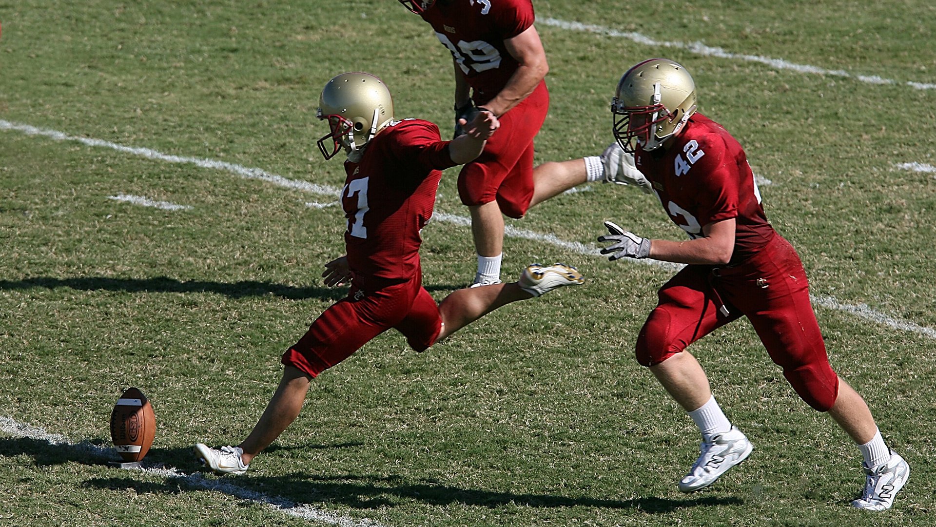 赛道与球场，压力下的双重奏鸣