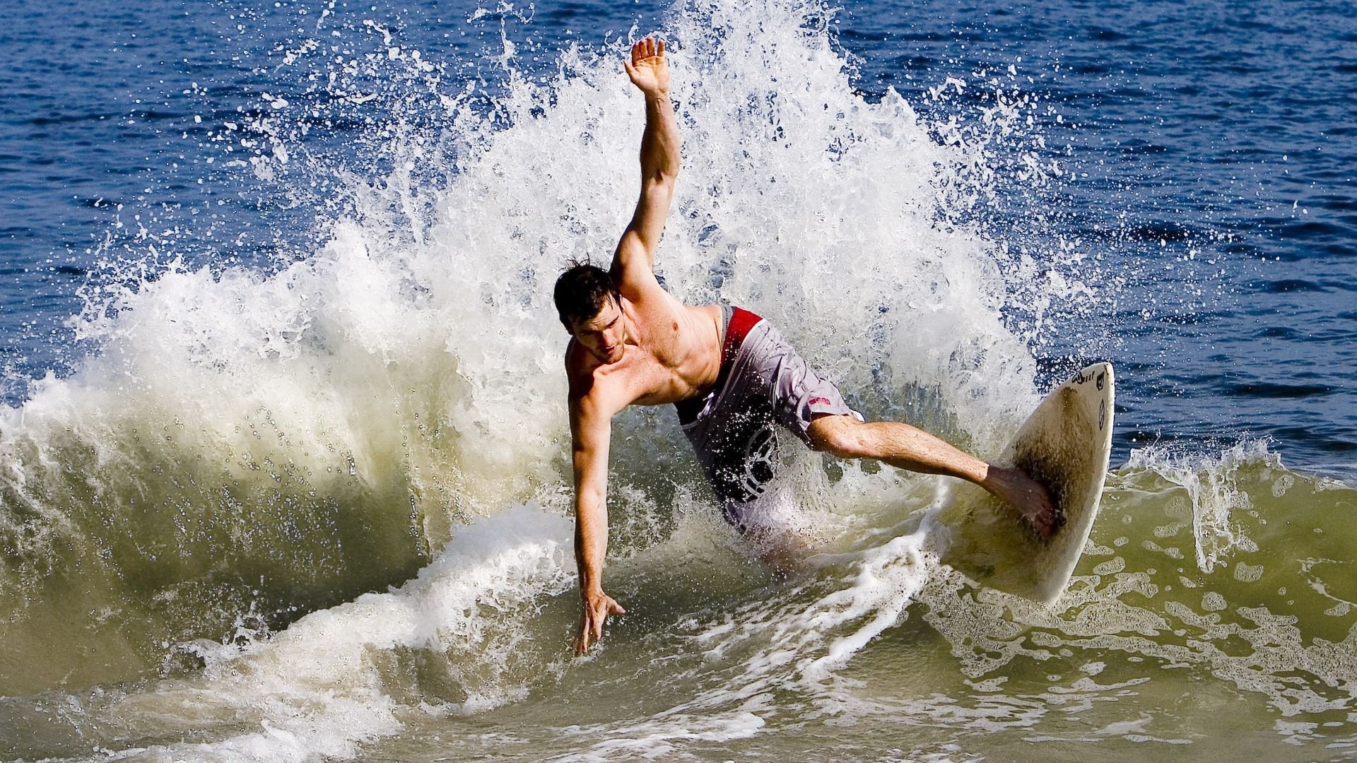 蓝黑风暴席卷尼日利亚，莱万存在感拉满的巅峰对决启示录