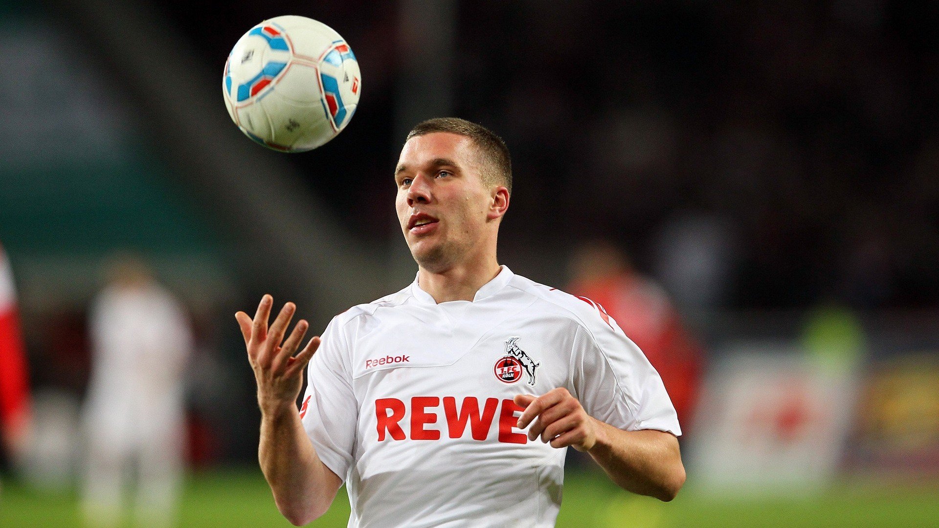 绿茵与硬木，德甲争冠焦点战与CBA血拼之夜的激情碰撞